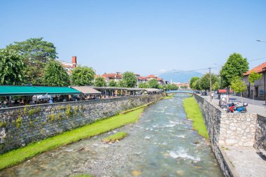 Prizren, Kosova - 1 Temmuz. 2023: Nehir şehir merkezinden akıyor