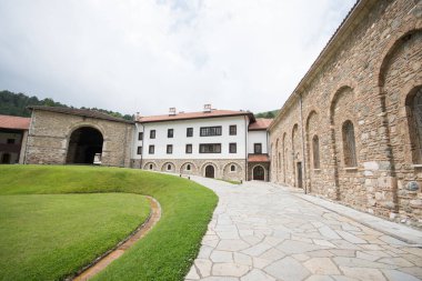 Kosova kırsalındaki Visoki Decani manastırı