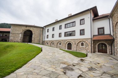 Kosova kırsalındaki Visoki Decani manastırı