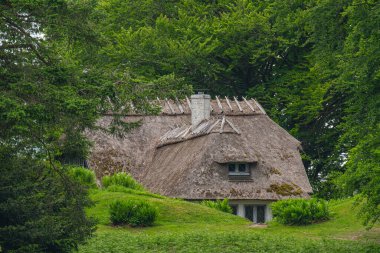 Danimarka 'daki Moen adasında Liselund Park' ta bir bina.