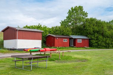 Danimarka 'daki NYork adasındaki bir barakanın önündeki seyir şamandırası.