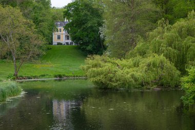 Danimarka 'daki Moen adasında Liselund Park' ta bir bina.