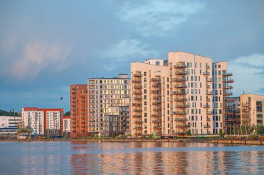 Danimarka 'nın Aalborg şehrinin ufuk çizgisi güneşli bir yaz gününde