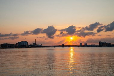 Danimarka 'nın Aalborg şehrinde, limfjorden üzerinde güzel bir günbatımı.