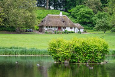 Danimarka 'daki Moen adasında Liselund Park' ta bir bina.