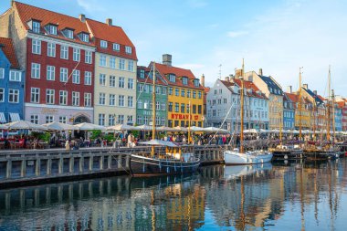 Kopenhag Danimarka - 7 Haziran. 2024: Danimarka 'nın Kopenhag şehrinde Nyhavn Limanı
