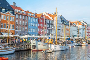Kopenhag Danimarka - 7 Haziran. 2024: Danimarka 'nın Kopenhag şehrinde Nyhavn Limanı