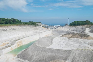 Sigerslev kireç taşı ocağı güneşli bir yaz gününde Danimarka 'daki stevlerde.