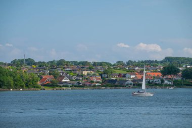 Danimarka 'da güneşli bir yaz gününde Svendborgsund' un güzel manzarası