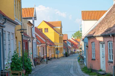 Langeland adasındaki Rudkobing şehrinin güzel caddesi güneşli bir yaz gününde