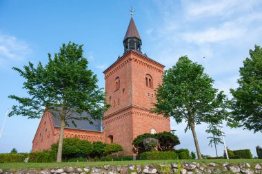 Danimarka 'nın Bregninge kırsal kilisesi güneşli bir yaz gününde