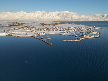 İzlanda 'da Hrisey adasının karla kaplı havadan görünüşü