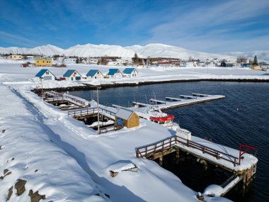 İzlanda 'da Hrisey adasının karla kaplı havadan görünüşü