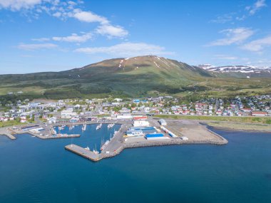 Güneşli bir yaz gününde Kuzey İzlanda 'daki Husavik kasabasının hava manzarası