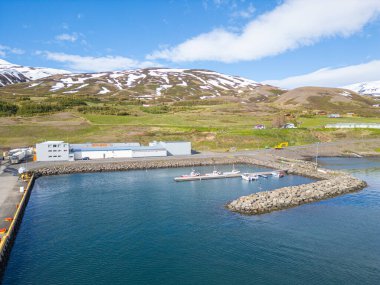 Güneşli bir yaz gününde Kuzey İzlanda 'daki Grenivik Limanı' nın hava manzarası