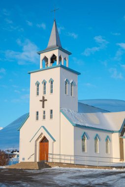 Kuzey İzlanda 'da Dalvik kasabası kilisesi bir kış günü