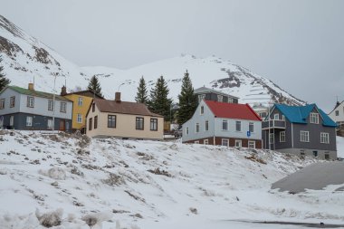Kasaba Siglufjordur North Iceland'deki / daki eski binalar