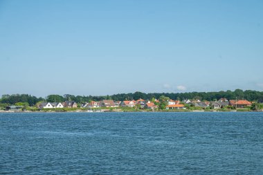 Danimarka 'da güneşli bir yaz gününde Svendborgsund' un güzel manzarası
