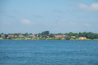 Lillebaelt Boğazı 'nın güzel manzarası güneşli bir yaz gününde Danimarka' da