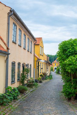 Danimarka 'nın Kopenhag yakınlarındaki Dragor kasabası bulutlu bir yaz gününde