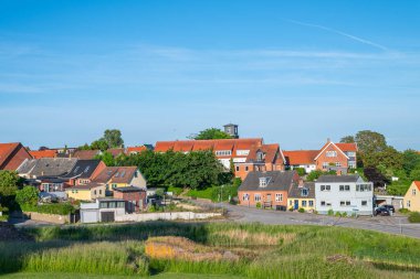 Danimarka 'nın Vordingborg kentindeki güzel binalar güneşli bir yaz gününde