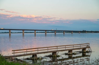 Danimarka 'daki Faro köprüsü gün batımında sahilden görüldü.