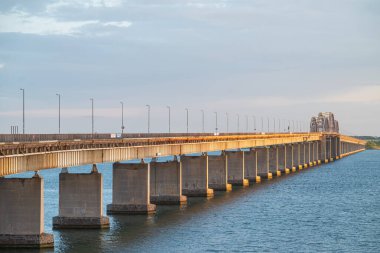 Danimarka 'daki Storstrommen suları üzerindeki eski köprü.