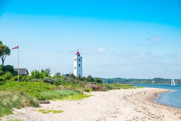 Danimarka 'nın Fyn adasındaki Strip kasabasının kıyı şeridi güneşli bir yaz gününde