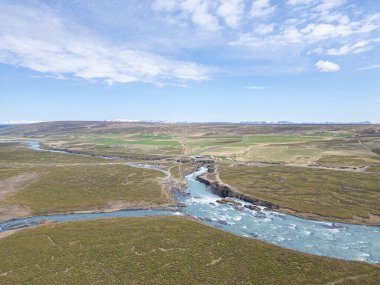 Güneşli bir yaz gününde Kuzey İzlanda 'da Şelale Godafoss' un hava manzarası
