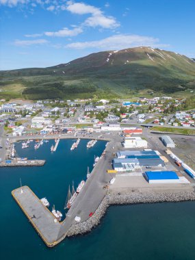 Husavik İzlanda - 11 Haziran. 2024: Güneşli bir yaz gününde Kuzey İzlanda 'daki Husavik kasabasının hava manzarası