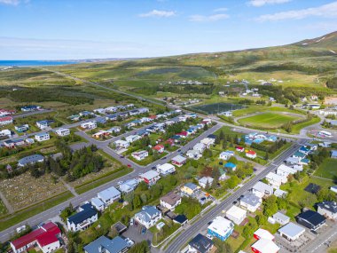 Güneşli bir yaz gününde, Kuzey İzlanda 'daki Husavik yerleşim yerinin hava görüntüsü.