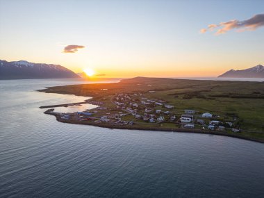 Kuzey İzlanda 'daki Hrisey adasının üzerinde güzel bir gün batımı