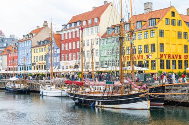 Kopenhag Danimarka - 7 Haziran. 2024: Danimarka 'nın Kopenhag şehrinde Nyhavn Limanı