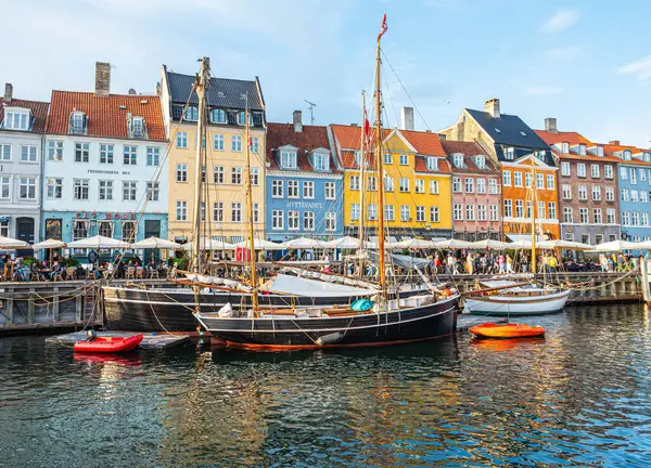 Kopenhag Danimarka - 7 Haziran. 2024: Danimarka 'nın Kopenhag şehrinde Nyhavn Limanı