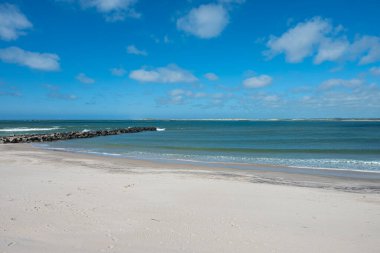 Danimarka 'nın Jutland kentindeki Thyboron plajı güneşli bir yaz gününde