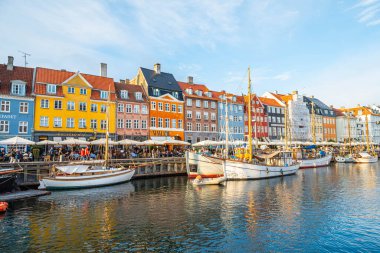 Kopenhag Danimarka - 7 Haziran. 2024: Danimarka 'nın Kopenhag şehrinde Nyhavn Limanı