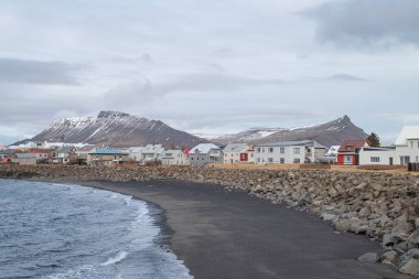 Batı İzlanda 'da Akranes kasabasının kıyı şeridi yakınlarındaki binalar