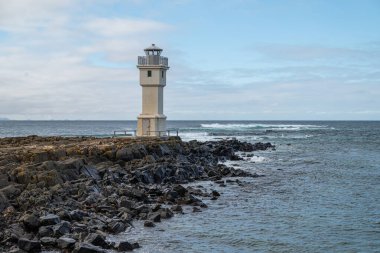 Batı İzlanda 'daki Akranes kasabasının deniz feneri.