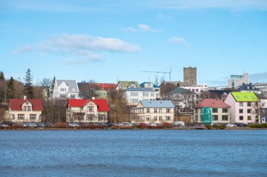 İzlanda 'nın Reykjavik şehrinde Tjornin Gölü kıyısındaki binalar