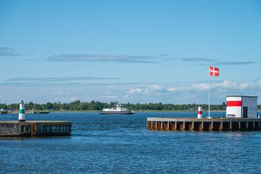 Güneşli bir yaz gününde Danimarka 'da Hals ve Egense arasında giden feribot.