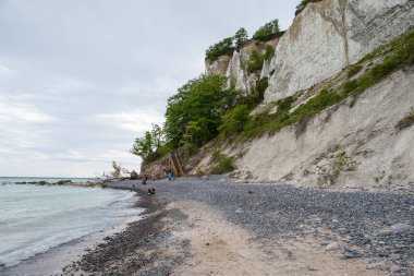 Sevgili Danimarka - 29 Mayıs. 2024: Mons Klint 'in doğasından keyif alan turistler