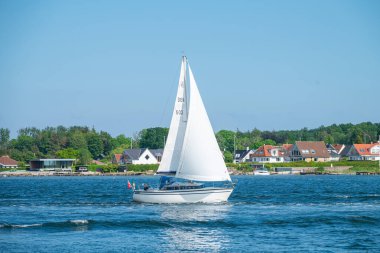 Svendborg Danimarka - 31 Mayıs. 2025: Svendborgsund 'da yelkenli