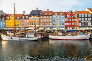 Kopenhag Danimarka - 7 Haziran. 2024: Danimarka 'nın Kopenhag şehrinde Nyhavn Limanı