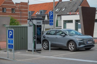 Çalkala Danimarka - 31 Mayıs 2024: Elektrikli araba şarj ediliyor