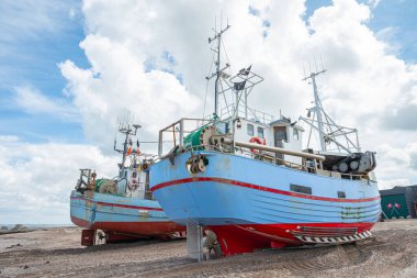 Thorup Strand Danimarka - 5 Haziran. 2024: Sahilde balıkçı tekneleri