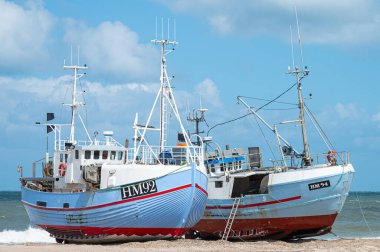 Thorup Strand Danimarka - 5 Haziran. 2024: Sahilde balıkçı tekneleri