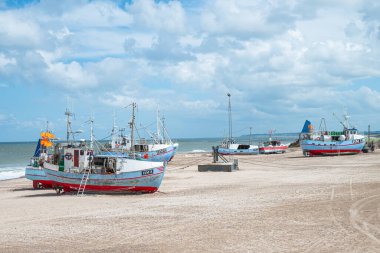 Thorup Strand Danimarka - 5 Haziran. 2024: Sahilde balıkçı tekneleri