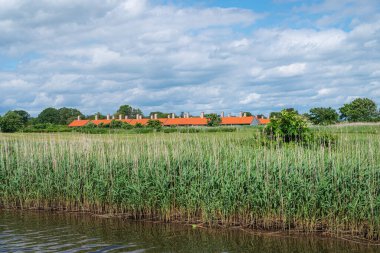 Danimarka 'nın Saeby kasabasındaki kilise güneşli bir yaz gününde