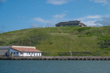Danimarka 'da güneşli bir yaz gününde Hirsthals limanının manzarası