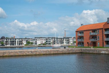 Güneşli bir yaz gününde Danimarka 'nın Fyn şehrinde Nyborg şehrinin ufuk çizgisi